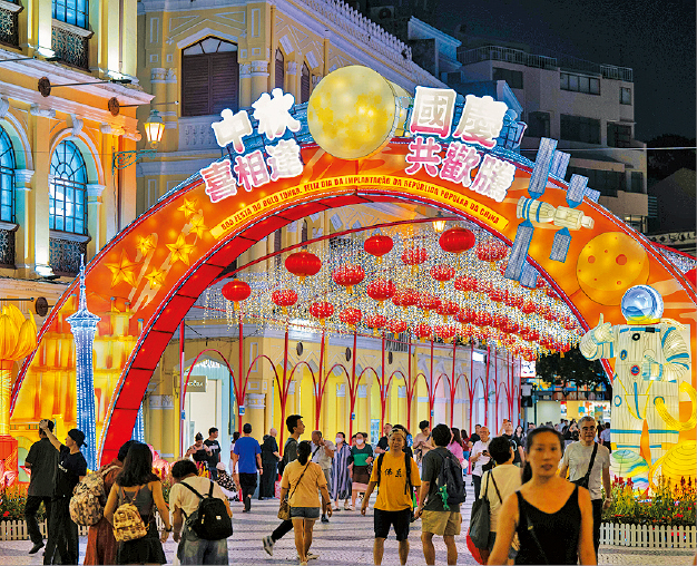 澳门现正举行“中秋喜相逢. 国庆共欢腾”花灯汇演。 澳门现正举行“中秋喜相逢. 国庆共欢腾”花灯汇演。