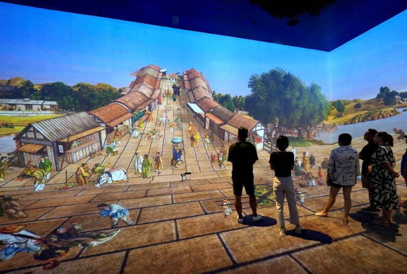 游客可从桥上走进《清明上河图》画意中。 游客可从桥上走进《清明上河图》画意中。