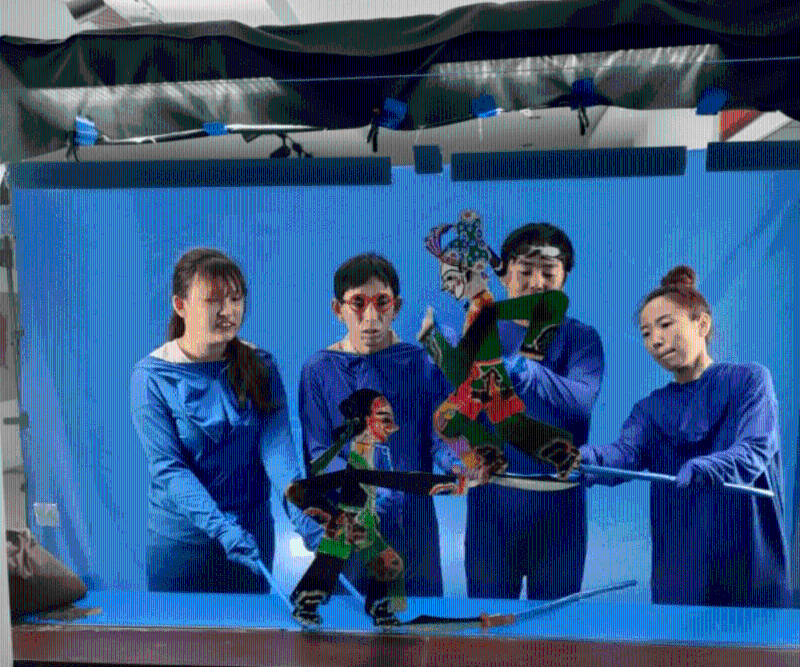 皮影戏的吸引力还来自艺人演出的功架。 皮影戏的吸引力还来自艺人演出的功架。