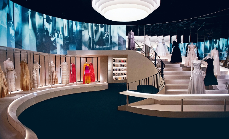 一条极具代表性的楼梯,像把rue Cambon的Chanel总店也搬到展览当中。 一条极具代表性的楼梯,像把rue Cambon的Chanel总店也搬到展览当中。