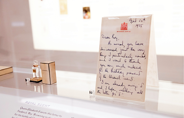 由已故英女皇伊利沙伯二世撰写的信,内容是向送赠她N°5香水的友人致谢。 由已故英女皇伊利沙伯二世撰写的信,内容是向送赠她N°5香水的友人致谢。