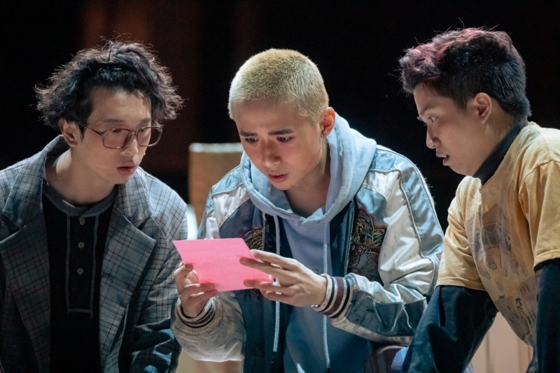 三位本是不见将来也不望过去的边缘青年,因一场意外改变了人生。 三位本是不见将来也不望过去的边缘青年,因一场意外改变了人生。