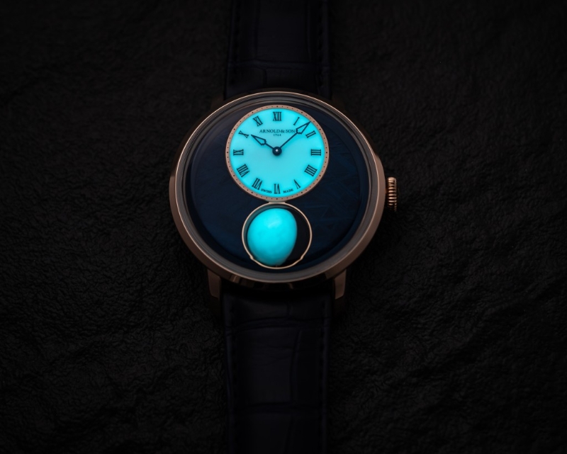 月相在黑暗中发光,极之逼真地呈现月亮或圆或缺的美丽形态。 月相在黑暗中发光,极之逼真地呈现月亮或圆或缺的美丽形态。