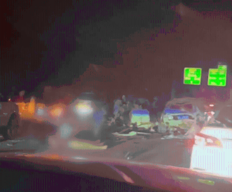 伤者躺马路上等待救护