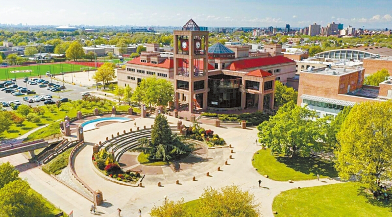 获得表彰的院校，包括纽约市立大学皇后学院。