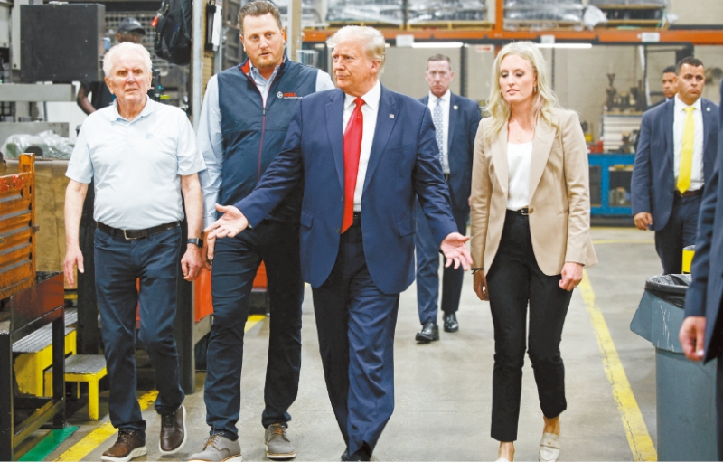 前总统特朗普前往底特律郊外一家非工会汽车零件供应商，举行集会并发表演讲，争取蓝领选民的支持。