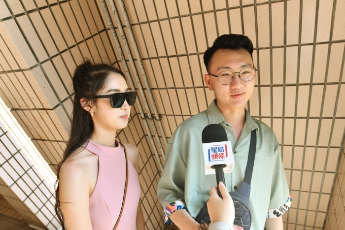 首次来港的游客高先生和女友张小姐指，香港酒店房价贵，形容可能是香港特色。