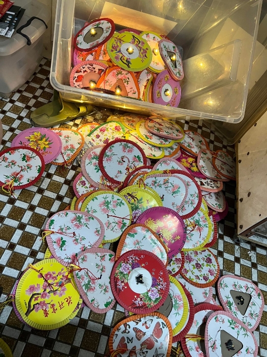 200盏灯笼也由制作者一手一脚“点灯”。 200盏灯笼也由制作者一手一脚“点灯”。