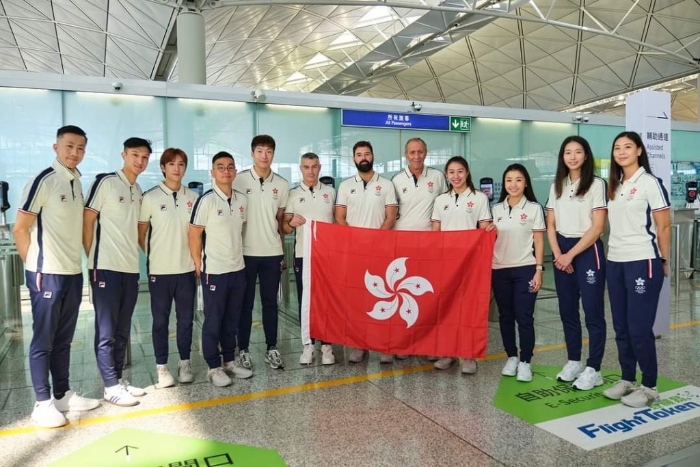 朱嘉望（右三）早前随队出发往杭州出战亚运。