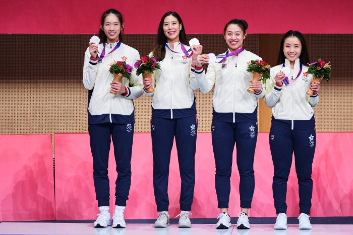 由江旻憓、陈渭泠、畲缮妡及朱嘉望组成的香港女子重剑队，于杭州亚运夺银创历史。