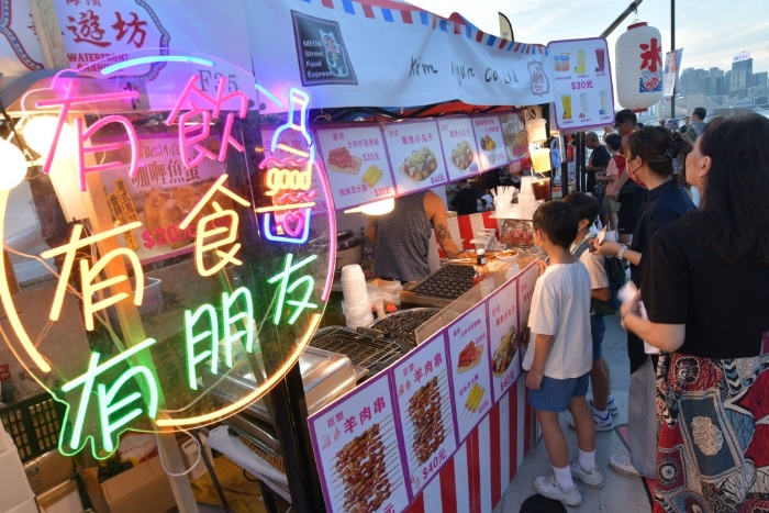 黄家和认为“香港夜缤纷”可以带动消费气氛。