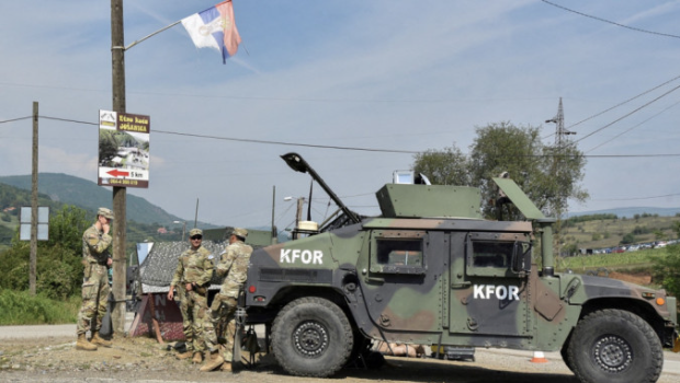 科索沃维和部队在科索沃贾林杰接壤塞尔维亚边境附近巡逻。