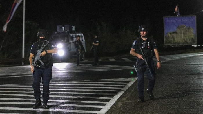 科索沃警察在科索沃北部Banjska村附近站岗。