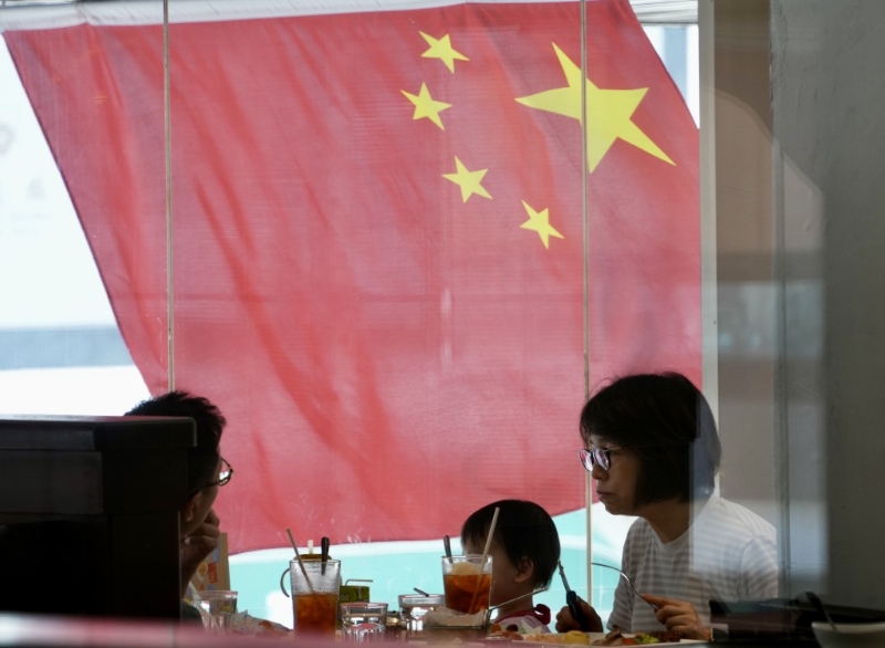 为庆祝中华人民共和国成立74周年，本港各地主要道路街巷纷纷悬挂起五星红旗和特区区旗。