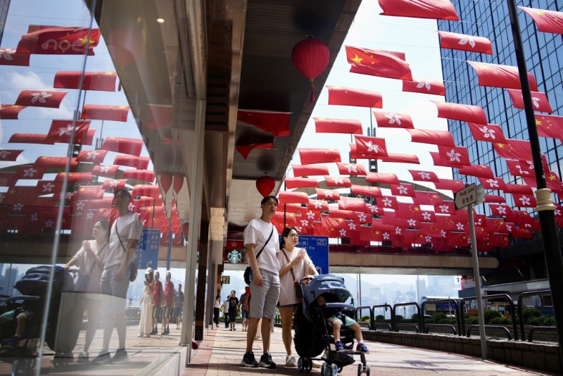 香港各地主要道路街巷纷纷悬挂起五星红旗和特区区旗。