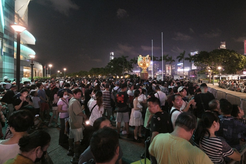 金紫荆广场挤满观看国庆烟花汇演的市民。