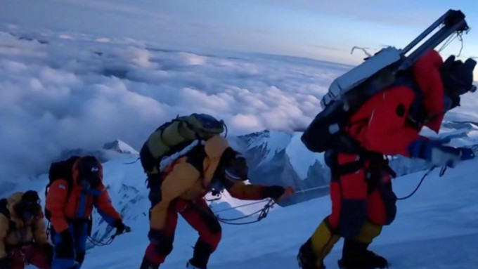 18名国家科考队员成功登上卓奥友峰顶 。