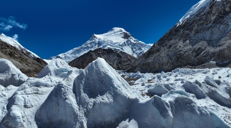 卓奥友峰是世界第六高峰，海拔8201米。