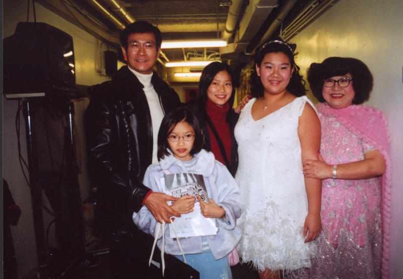 郑少秋两段承认的婚姻中，共有三名女儿。