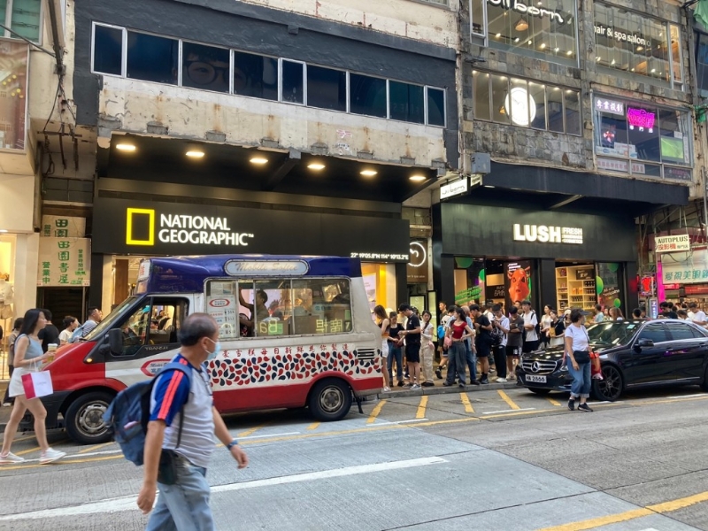 甚具本土特色的雪糕车杀出重围，吸引不少旅客排长龙购买，下午高峰期人龙持续超过30人。