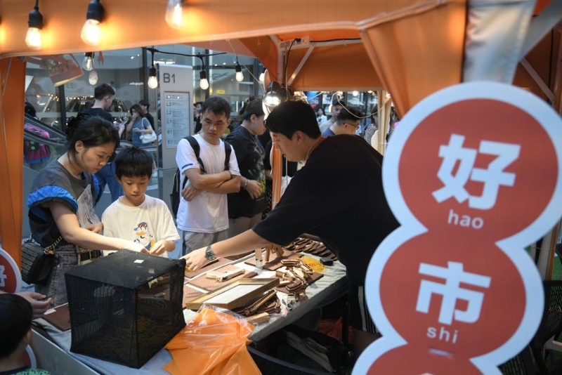 商场露天空间设市集供摊档售卖文创产品。 商场露天空间设市集供摊档售卖文创产品。