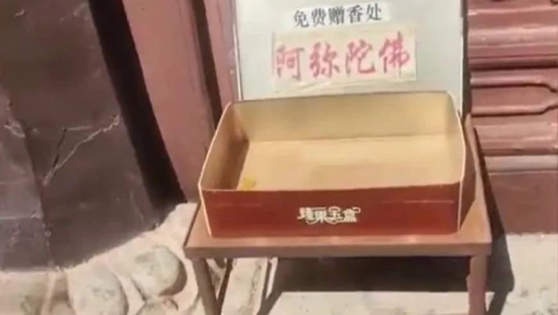 网民影片显示，寺内的免费香盒空空如也。