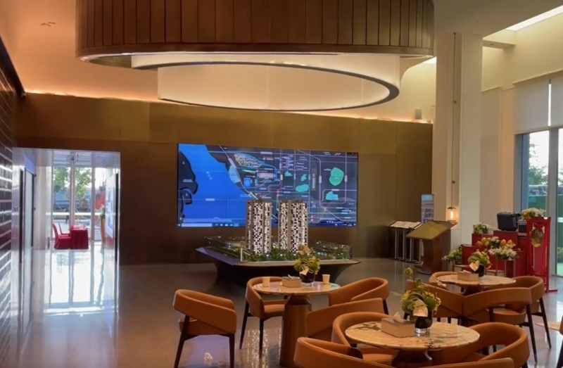 深圳某新楼盘的售楼处。影片截图