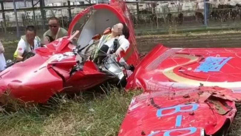 网传事故的照片显示，救援人员正抢救机师，机上则有一名受伤的女乘客。