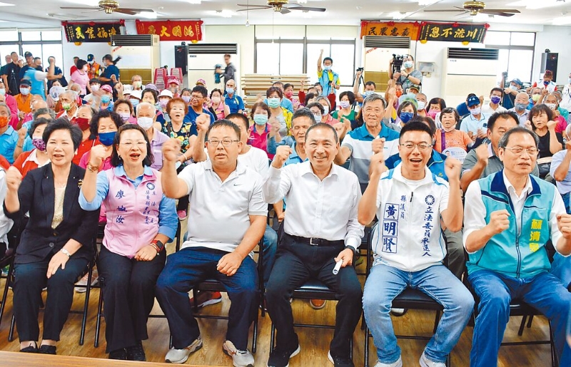 国民党总统参选人侯友宜（前排右三）到屏东九如农会与乡亲座谈，全程以台语与农民搏感情。林和生摄