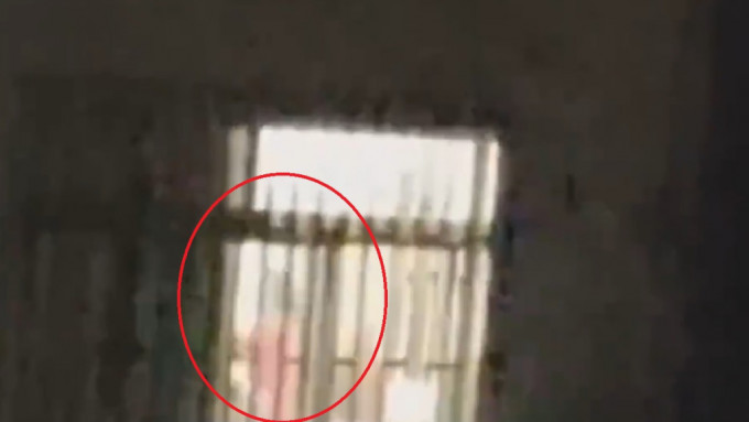 影片中隐约可见红衣女职员对老人叫骂拍打。 影片截图