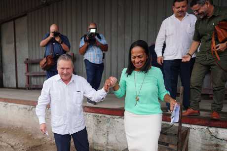 俄驻古巴大使科罗内利（左）摄于古巴首都哈瓦那。 路透社