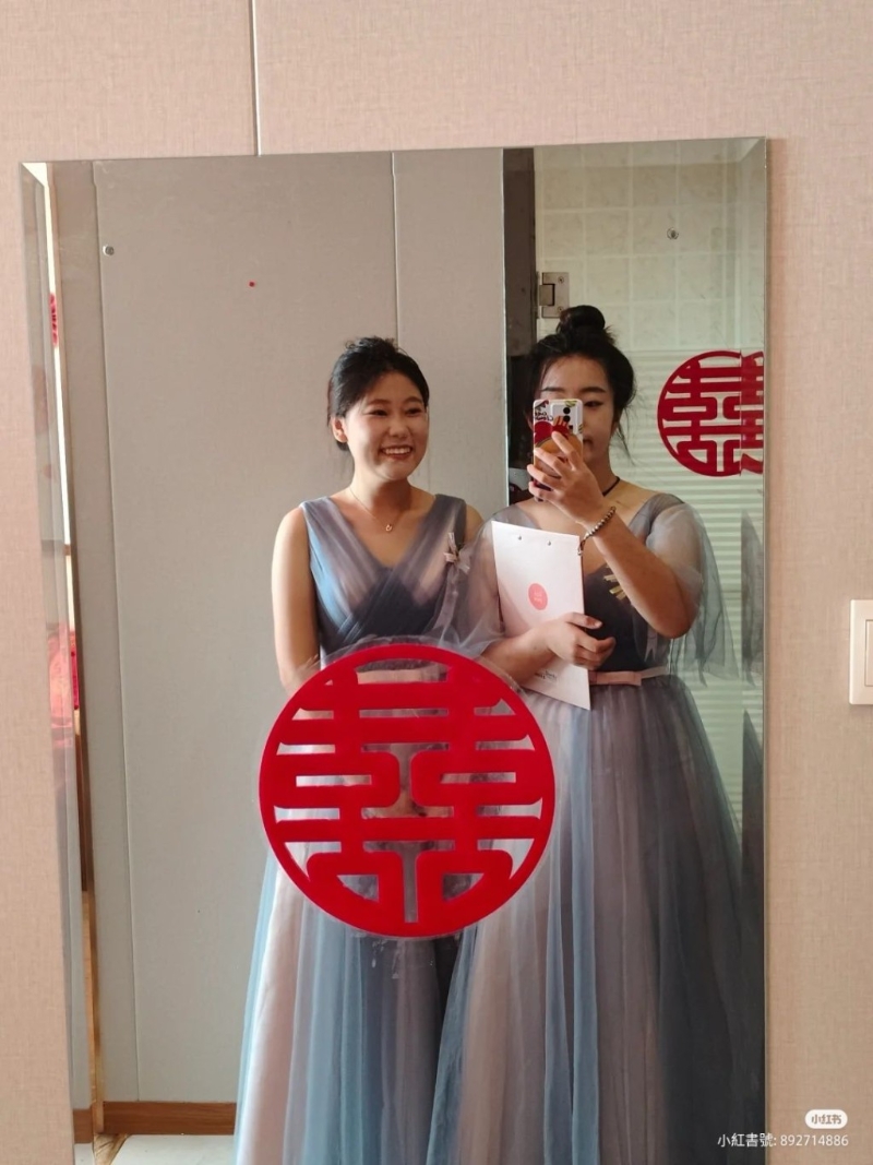 内地出现职业伴娘,其中一项工作就是为新娘出嫁当日打点一切。 内地出现职业伴娘,其中一项工作就是为新娘出嫁当日打点一切。