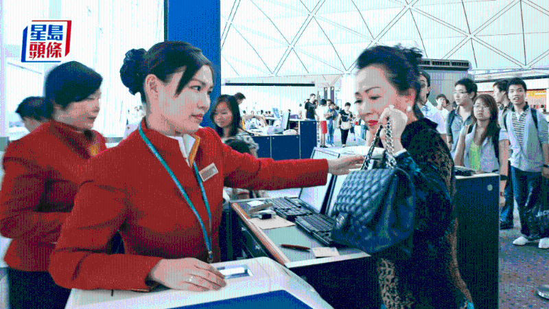 张美兰打扮高贵，拿CHANEL手袋，耳环及戒指则均为大粒火钻。 星岛资料图