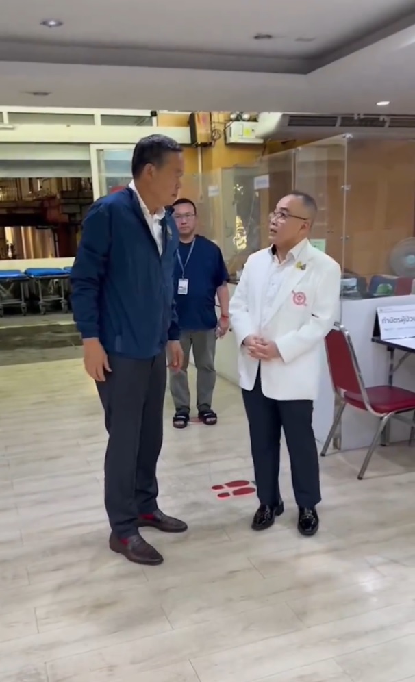 泰国总理赛塔（左）到医院探望中国伤者。 @Thavisin视频截图