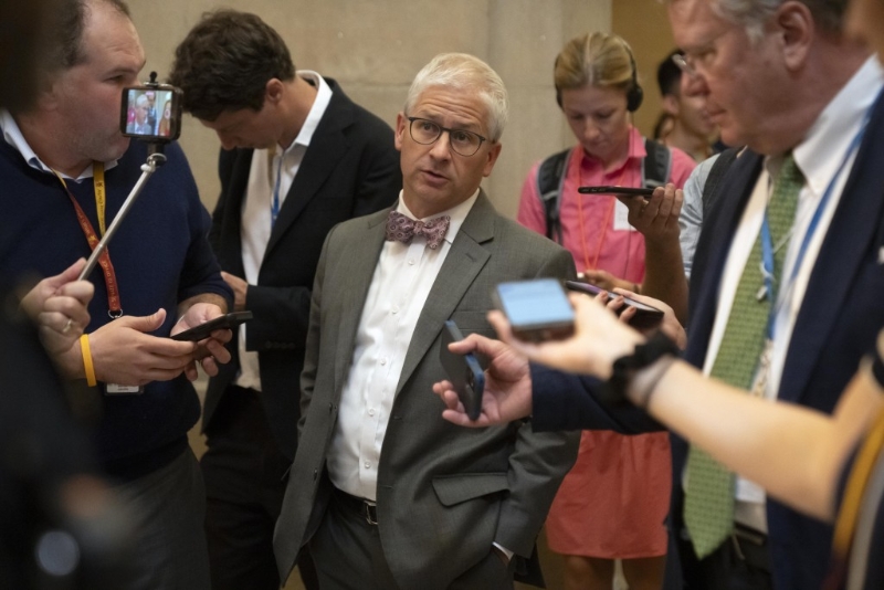 麦亨利暂代临时议长职务,直到新任议长选出。 美联社 麦亨利暂代临时议长职务,直到新任议长选出。 美联社