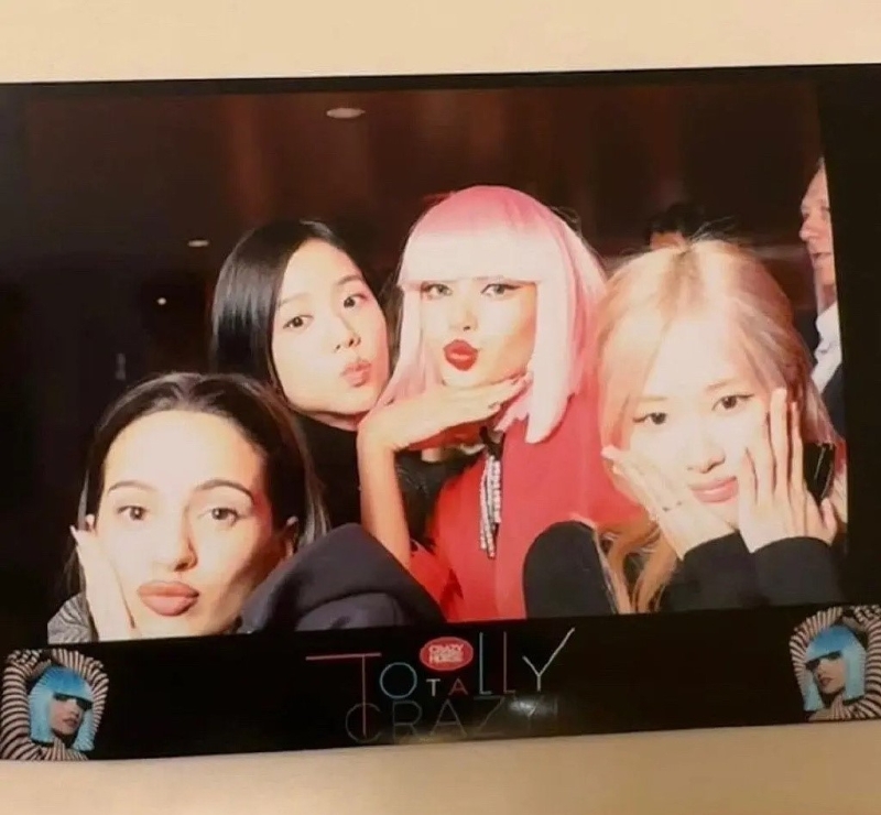 Lisa(右二)首日演出就获队友Jisoo(左二)、Rose(右一)及西班牙天后Rosalia捧场。 Lisa(右二)首日演出就获队友Jisoo(左二)、Rose(右一)及西班牙天后Rosalia捧场。