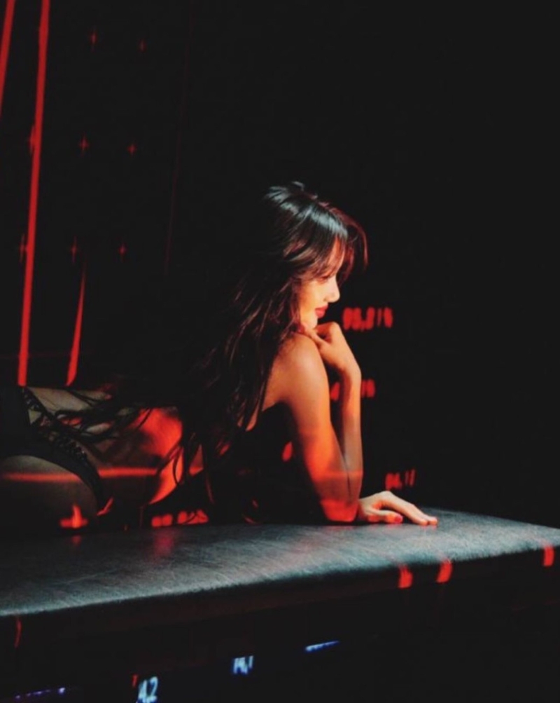 穿半透明底裤趴住托腮的姿势,令人浮想翩翩。 穿半透明底裤趴住托腮的姿势,令人浮想翩翩。