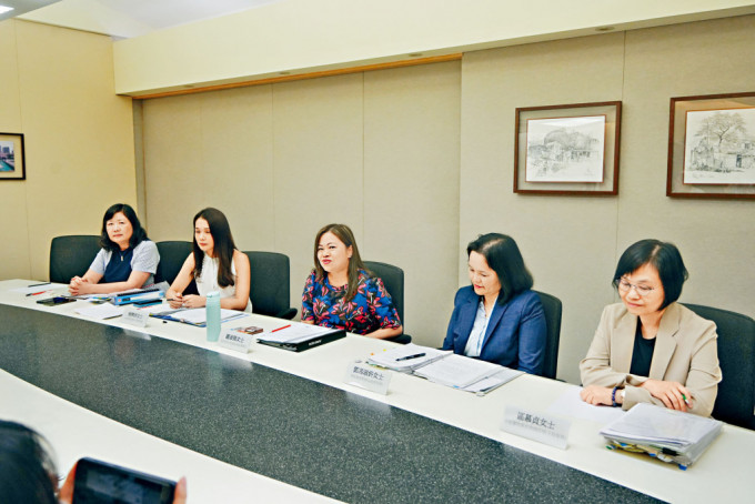 房署署长罗淑佩(中)透露,未来会更多使用科技打击滥用公屋。 房署署长罗淑佩(中)透露,未来会更多使用科技打击滥用公屋。