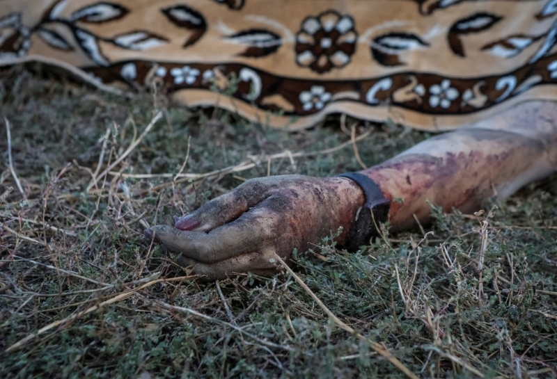 袭击现场到处是尸体,部份尸体烧焦。 路透社 袭击现场到处是尸体,部份尸体烧焦。 路透社
