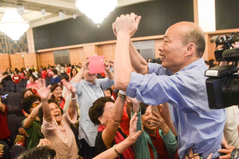 韩国瑜政治能量非比寻常。 图为韩国瑜2018选举出席高雄姐妹力挺韩国瑜之友会受热情欢迎。林宏聪摄 韩国瑜政治能量非比寻常。 图为韩国瑜2018选举出席高雄姐妹力挺韩国瑜之友会受热情欢迎。林宏聪摄