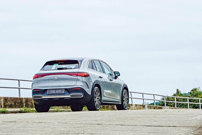 前后双马达四驱EQE SUV 350 4MATIC劲力十足。 前后双马达四驱EQE SUV 350 4MATIC劲力十足。