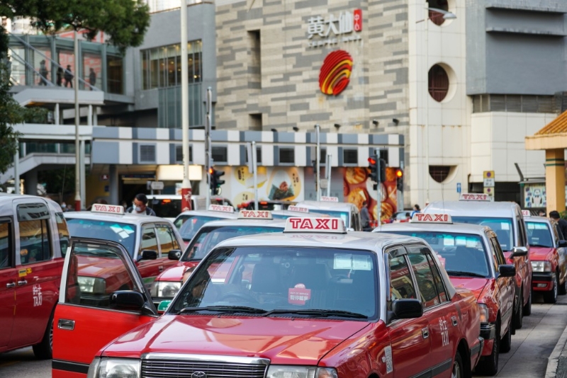 政府继续推动新能源运输,并已订下2027年底约有3,000辆电动的士投入服务之目标。 政府继续推动新能源运输,并已订下2027年底约有3,000辆电动的士投入服务之目标。