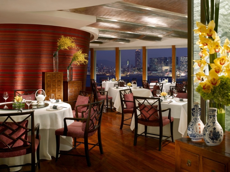3钻黑珍珠餐厅龙景轩装潢优雅。