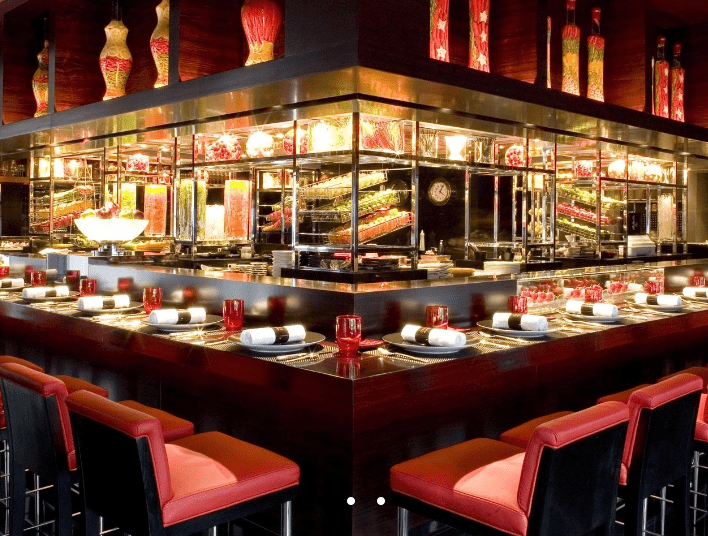 2钻黑珍珠餐厅L'Atelier的U形吧台，让客人可欣赏主厨亲自烹调、摆盘及上桌的佳馄饨。