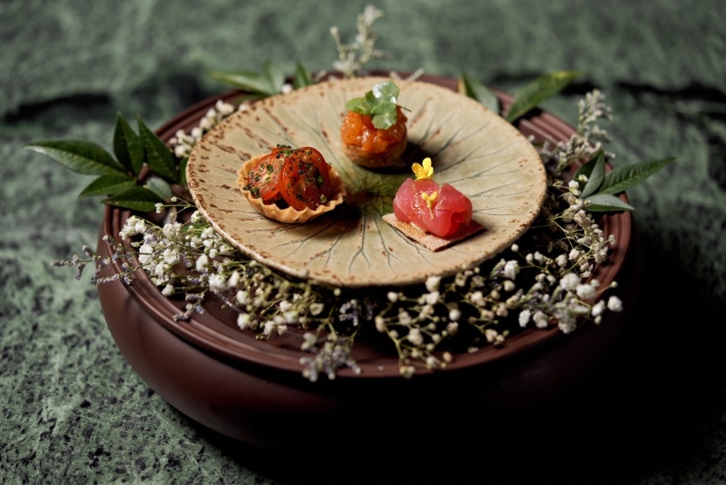 Andō菜式风格结合了日本、意大利及西班牙等烹饪手艺。