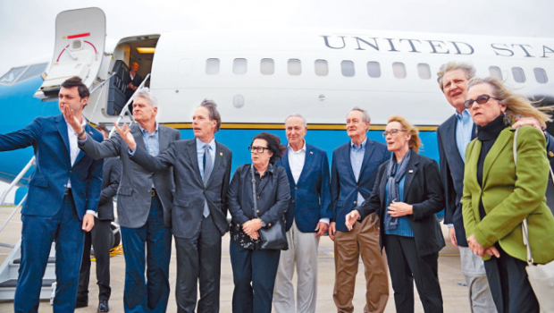 美国参议院领袖舒默(左5)昨日率团抵达上海。 美国参议院领袖舒默(左5)昨日率团抵达上海。