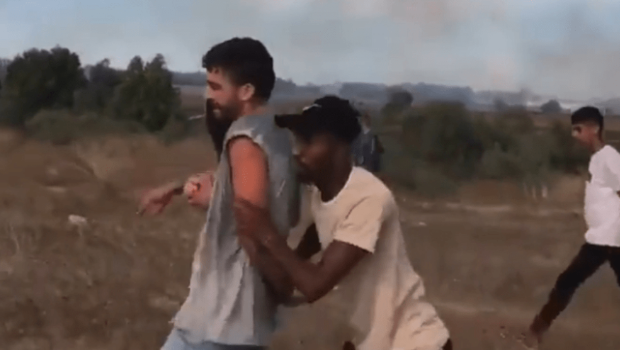 网传以色列人质被推着走带回加沙。 网传以色列人质被推着走带回加沙。