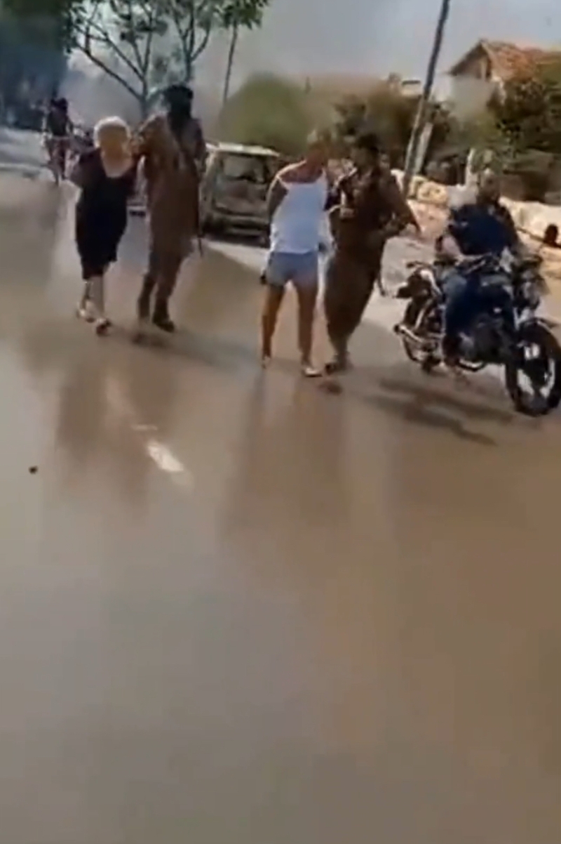 较年长者也被抓去当人质。 较年长者也被抓去当人质。