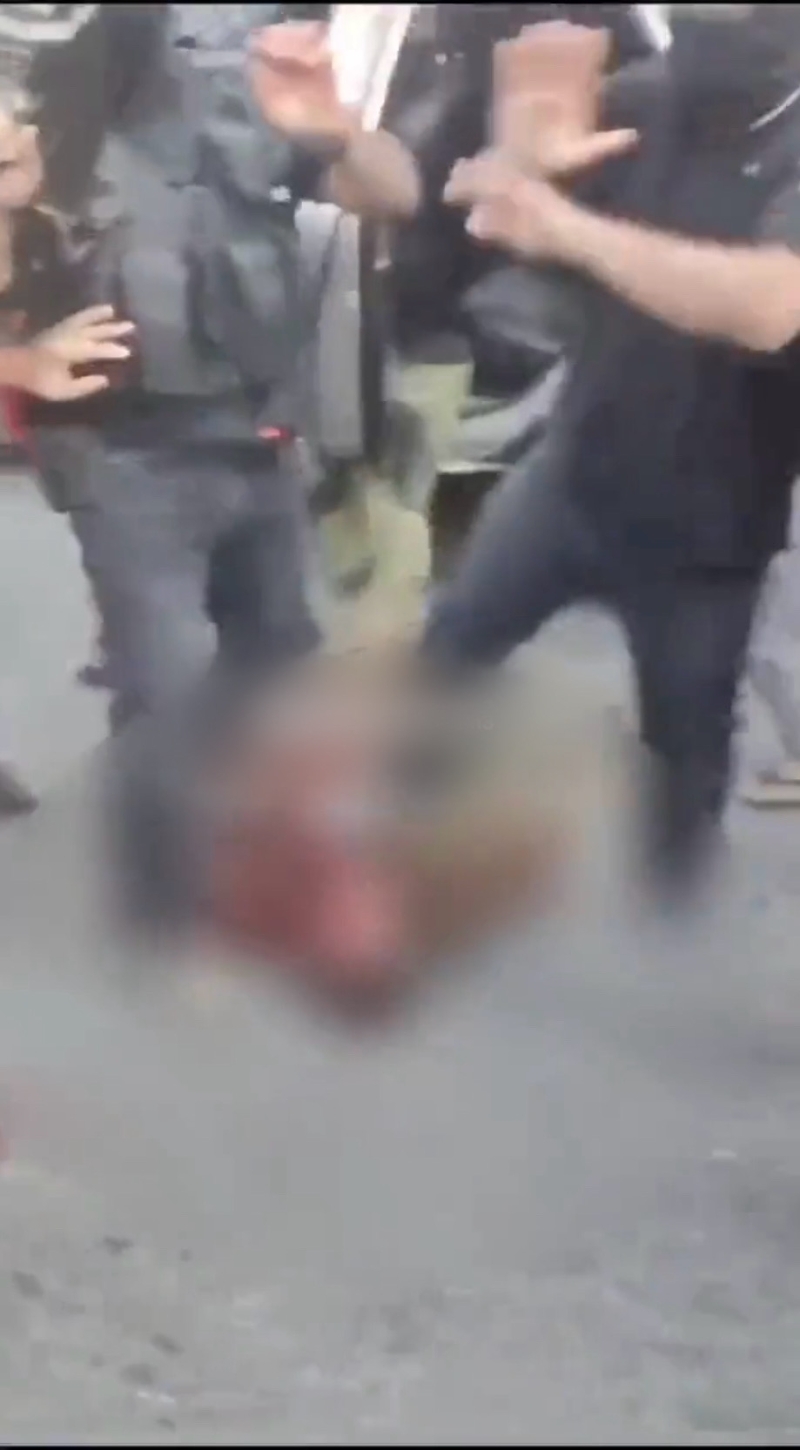 庆祝的人一脚踩在迷彩服男子身上。 庆祝的人一脚踩在迷彩服男子身上。