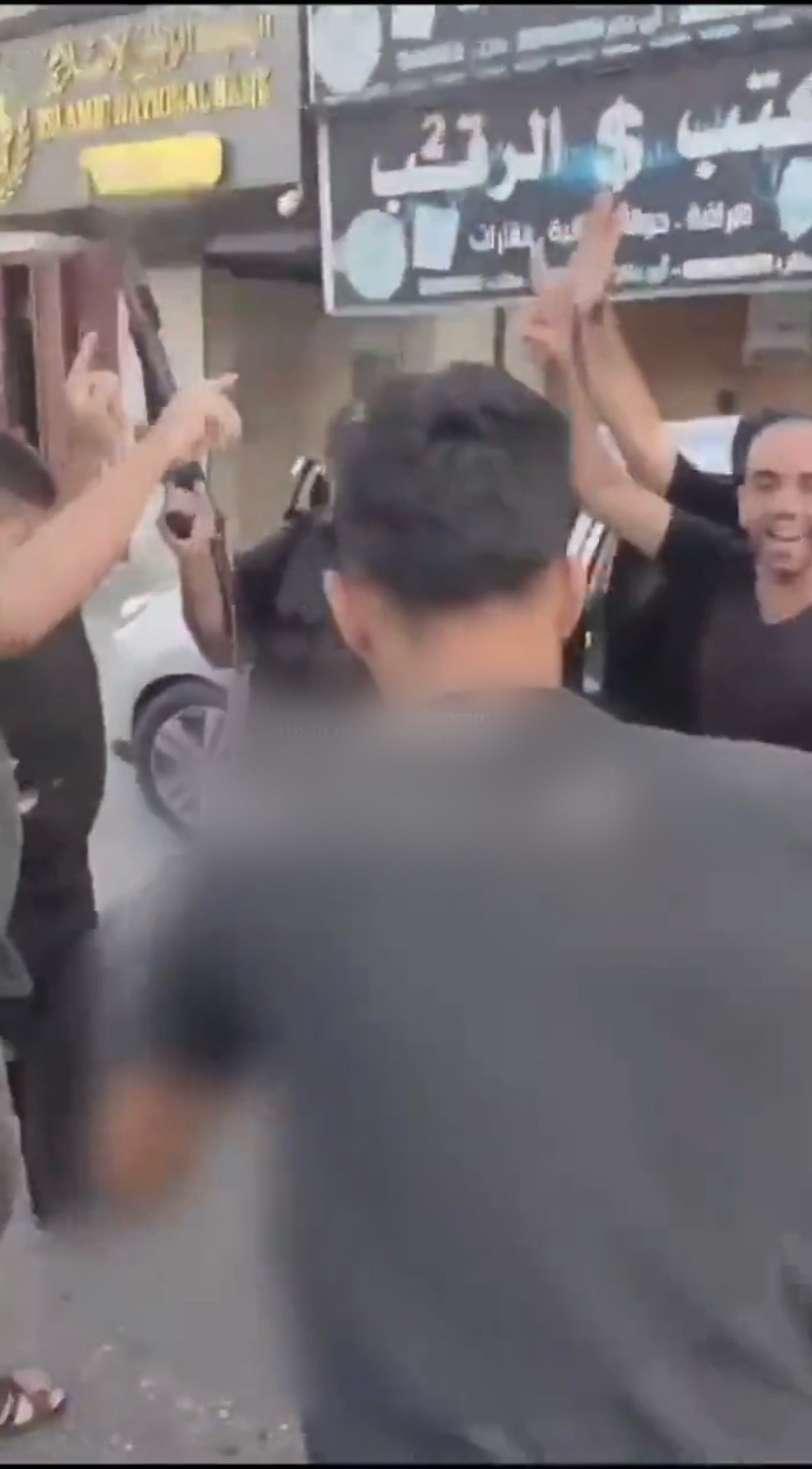 汽车旁的人欢呼庆祝。 汽车旁的人欢呼庆祝。